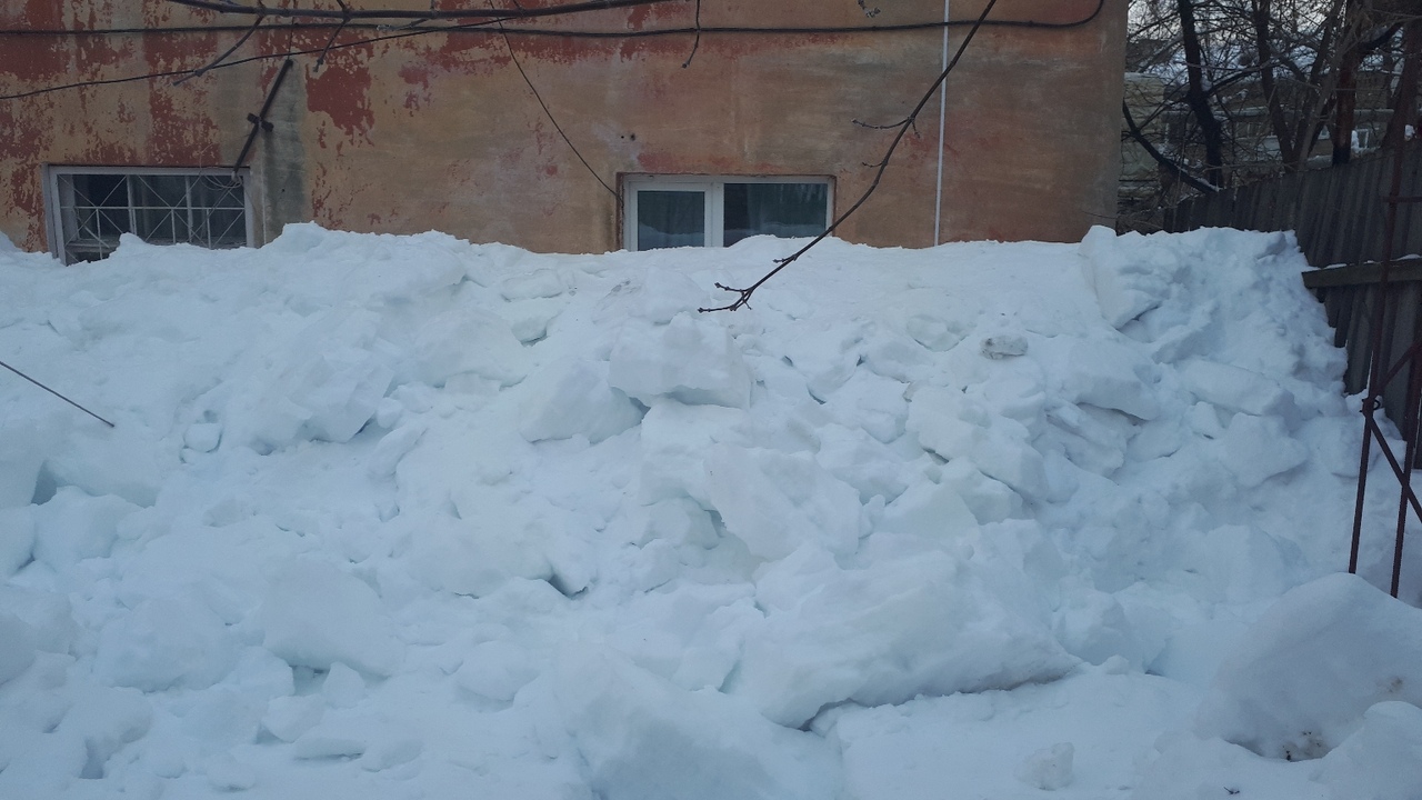 Заваленный снегом с крыши первый этаж дома на Международном проезде.jpg