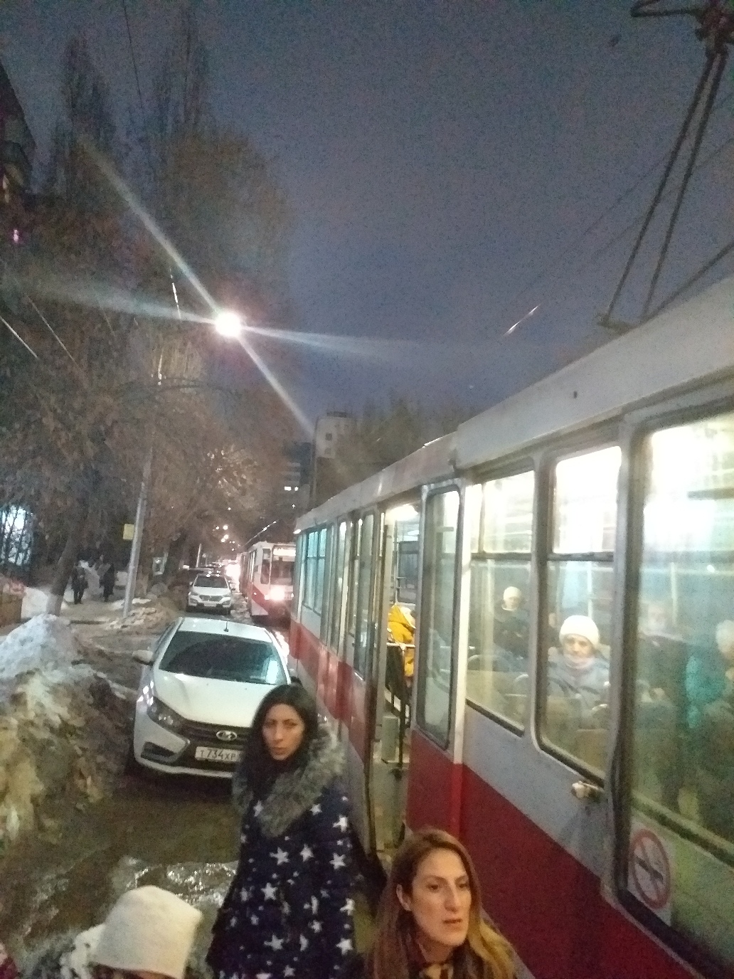 автохам перегородил трамвайные пути в Саратове.jpg