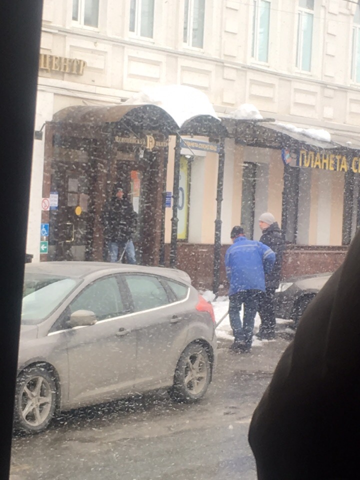 Падение наледи на женщину. Улица Московская.