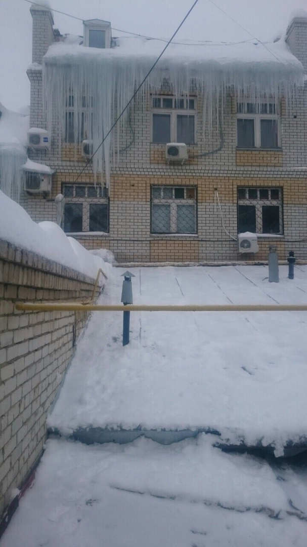 Опасная наледь на крыше дома №65е на улице Киселева.jpg