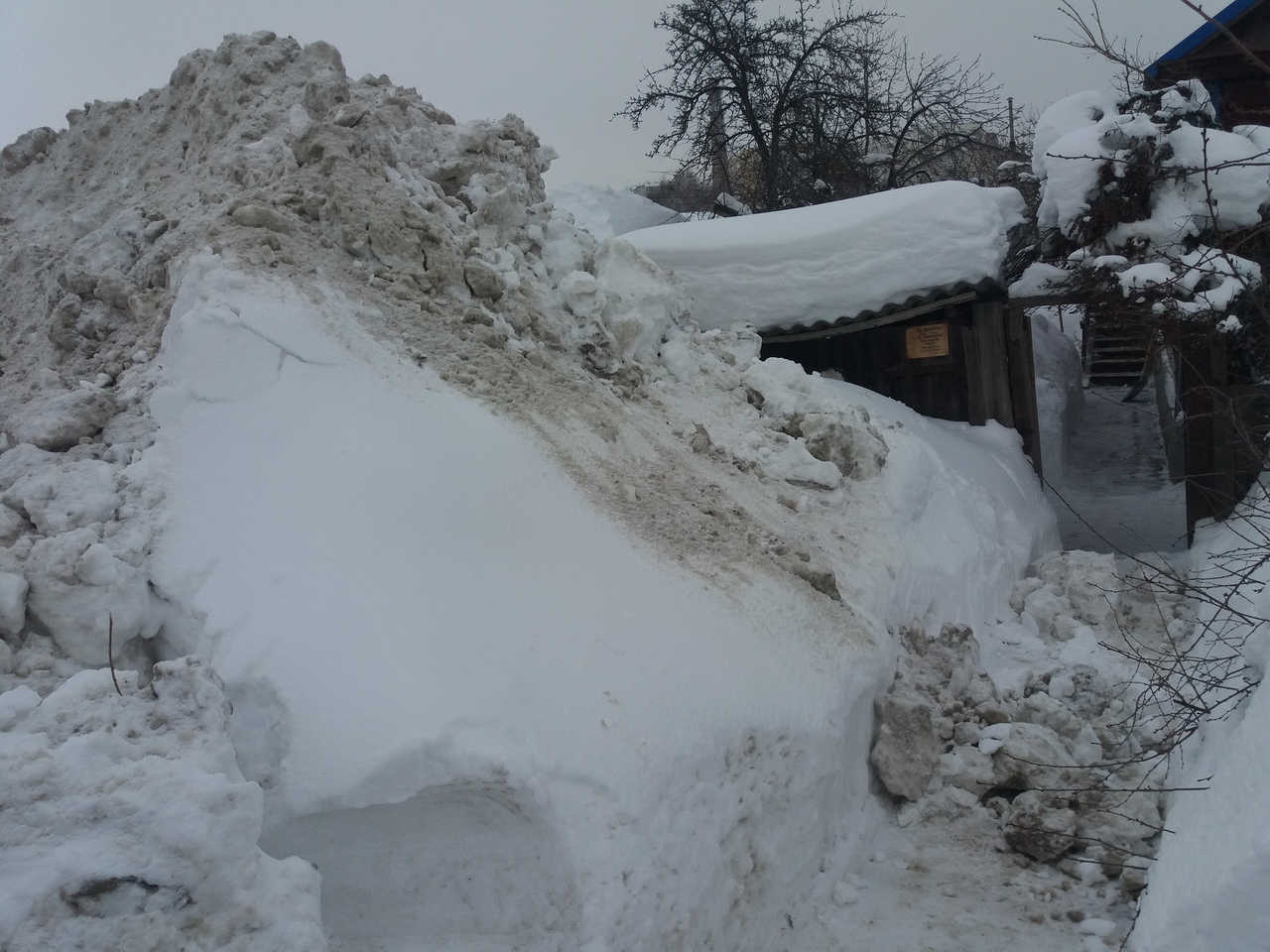 Расчистка от снега улицы Тагильской в Саратове.