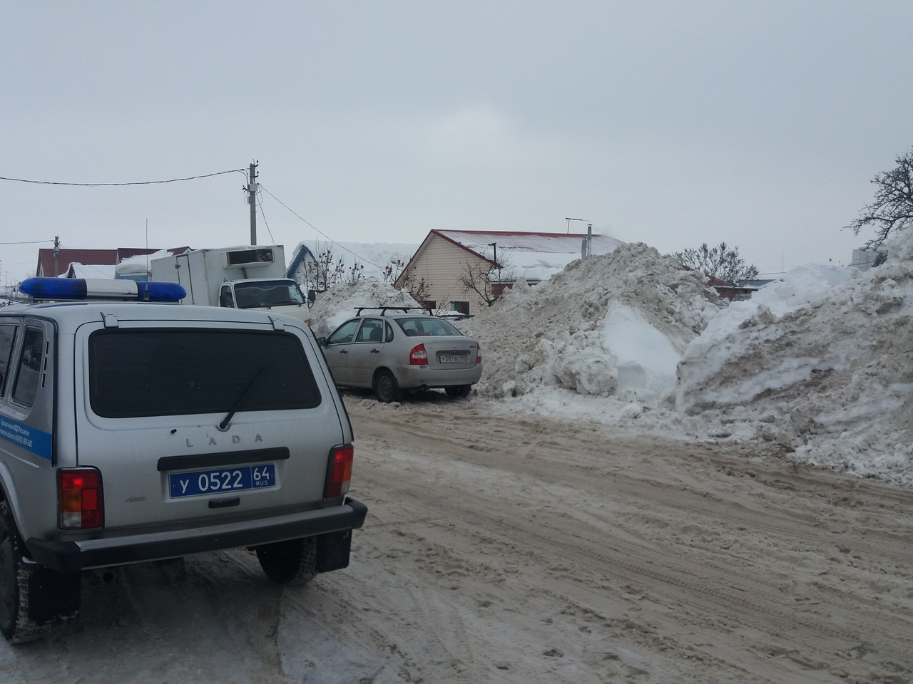 Расчистка от снега улицы Тагильской в Саратове.