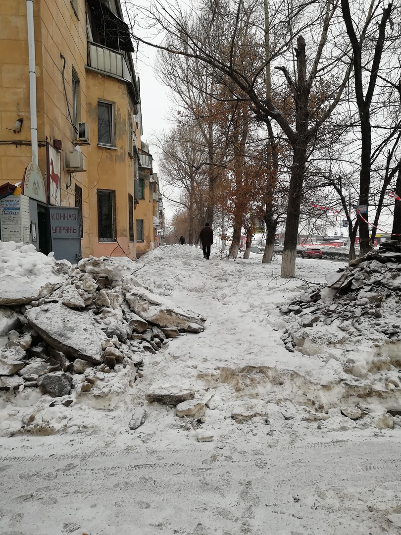 Сброшенный снег на Московском шоссе.jpg