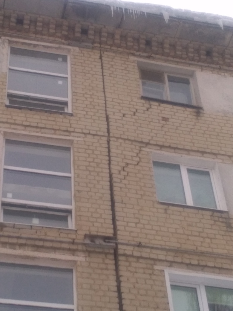 В Саратове на улице Курдюмской расползается многоэтажный дом (2).jpg