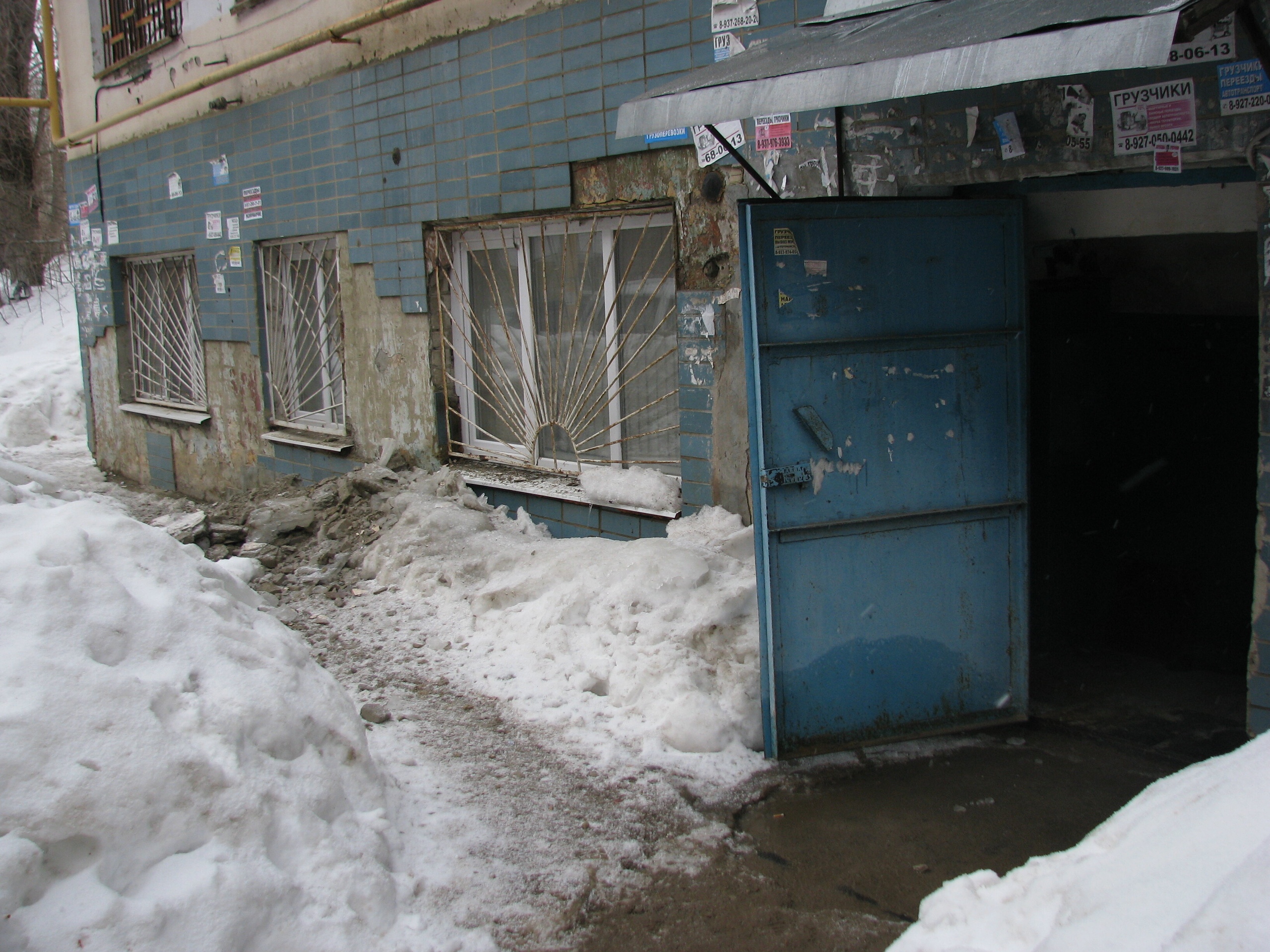 В Саратове на улице Измайлова разрушается стена дома (1).jpg