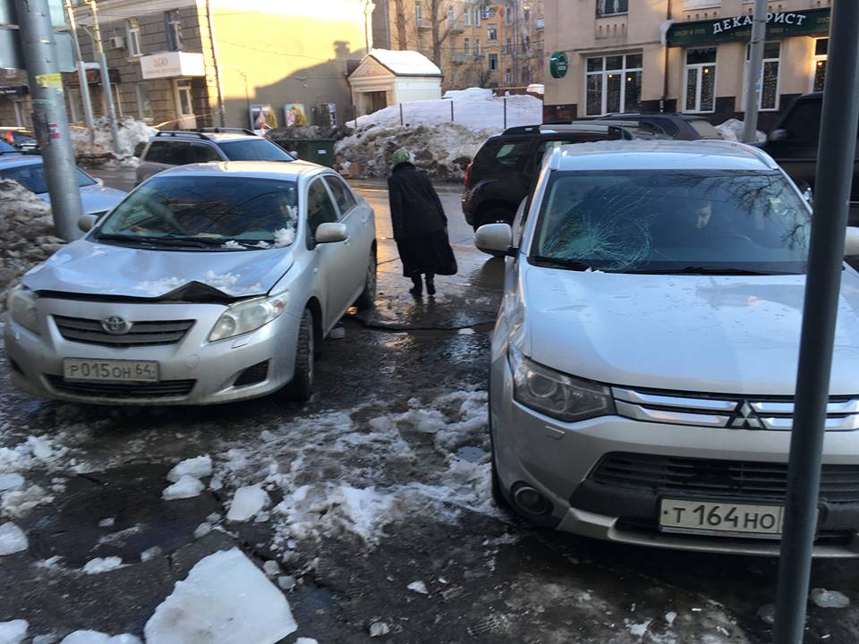 Падение наледи с крыши здания на Советской