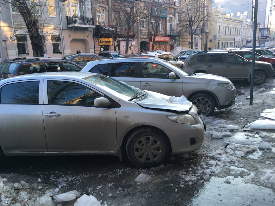 Падение наледи с крыши здания на Советской