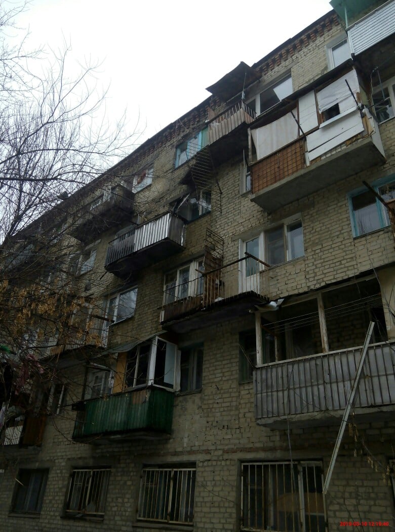 Дом с обрушившимся балконом на улице Огородной