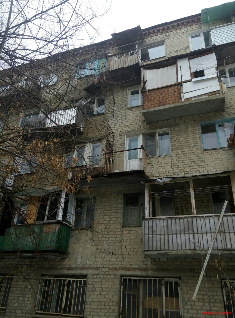 Дом с обрушившимся балконом на улице Огородной
