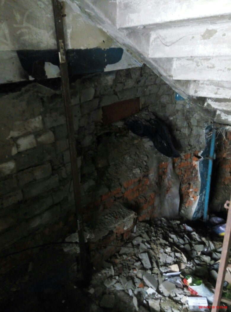 Дом с обрушившимся балконом на улице Огородной