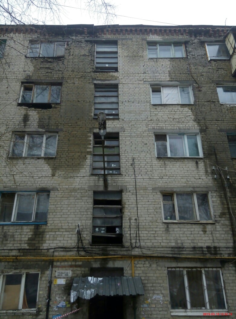 Дом с обрушившимся балконом на улице Огородной