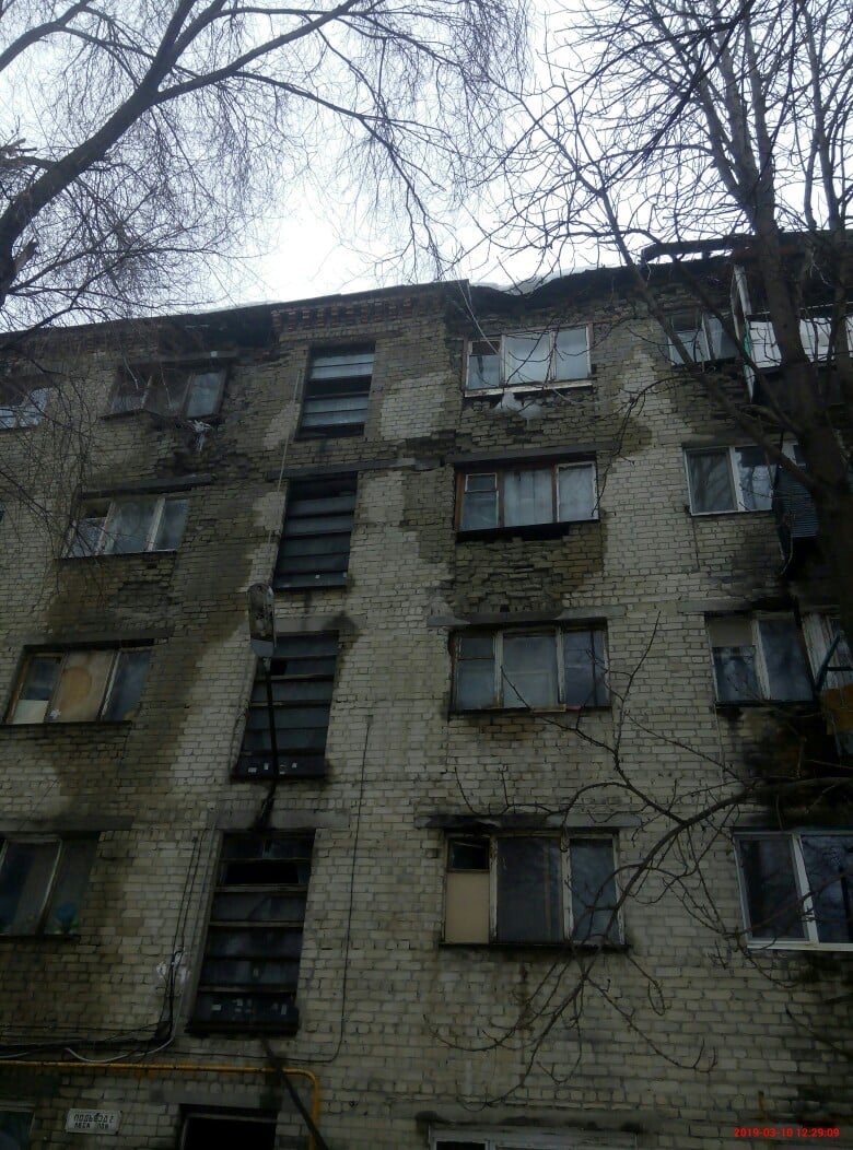 Дом с обрушившимся балконом на улице Огородной