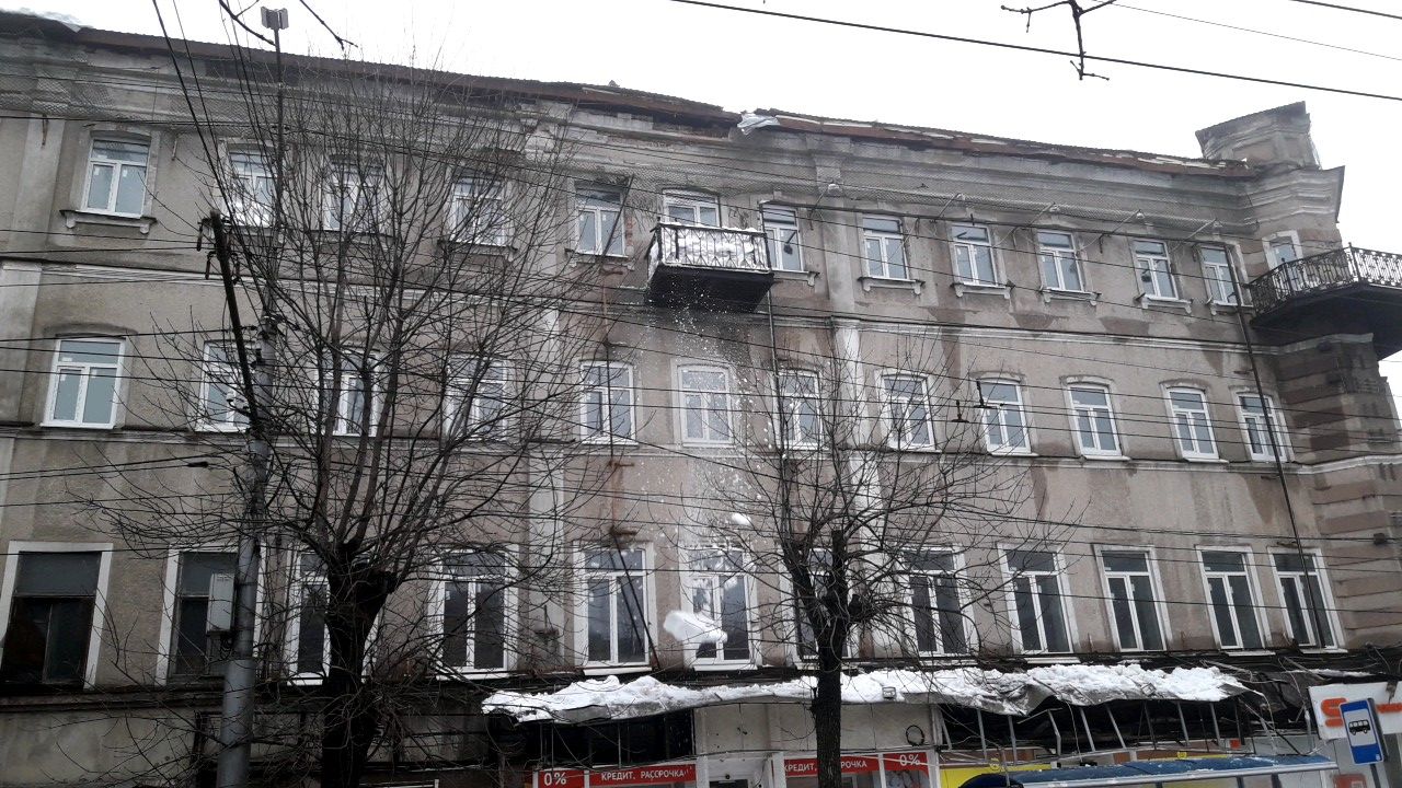 Расчистка от снега крыши здания гостиницы «Россия» в Саратове
