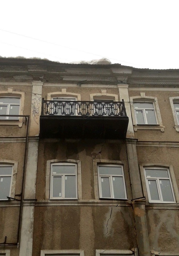 Расчистка от снега крыши здания гостиницы «Россия» в Саратове