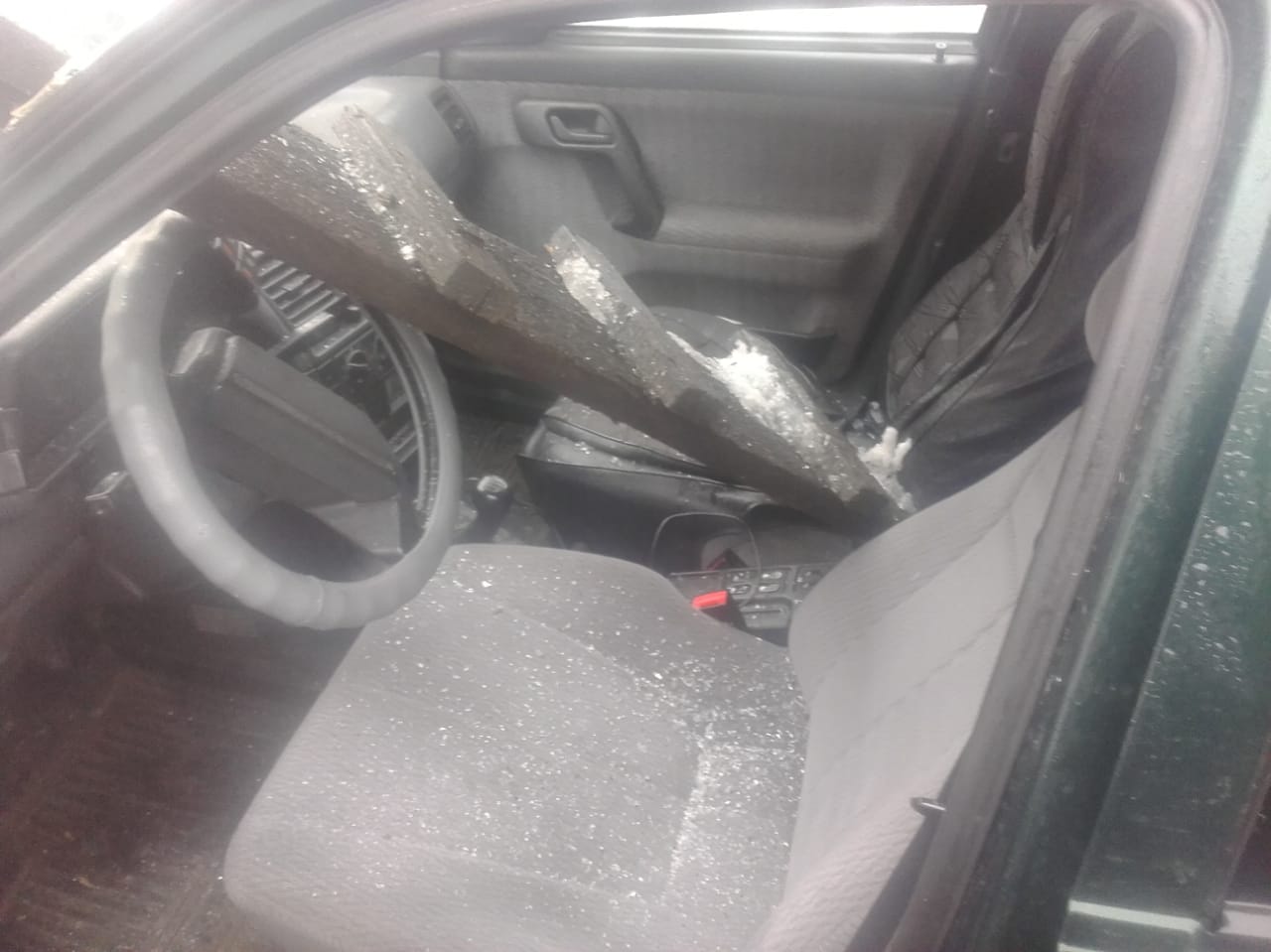 Упавшая лестница пробила стекло автомобиля в Саратове