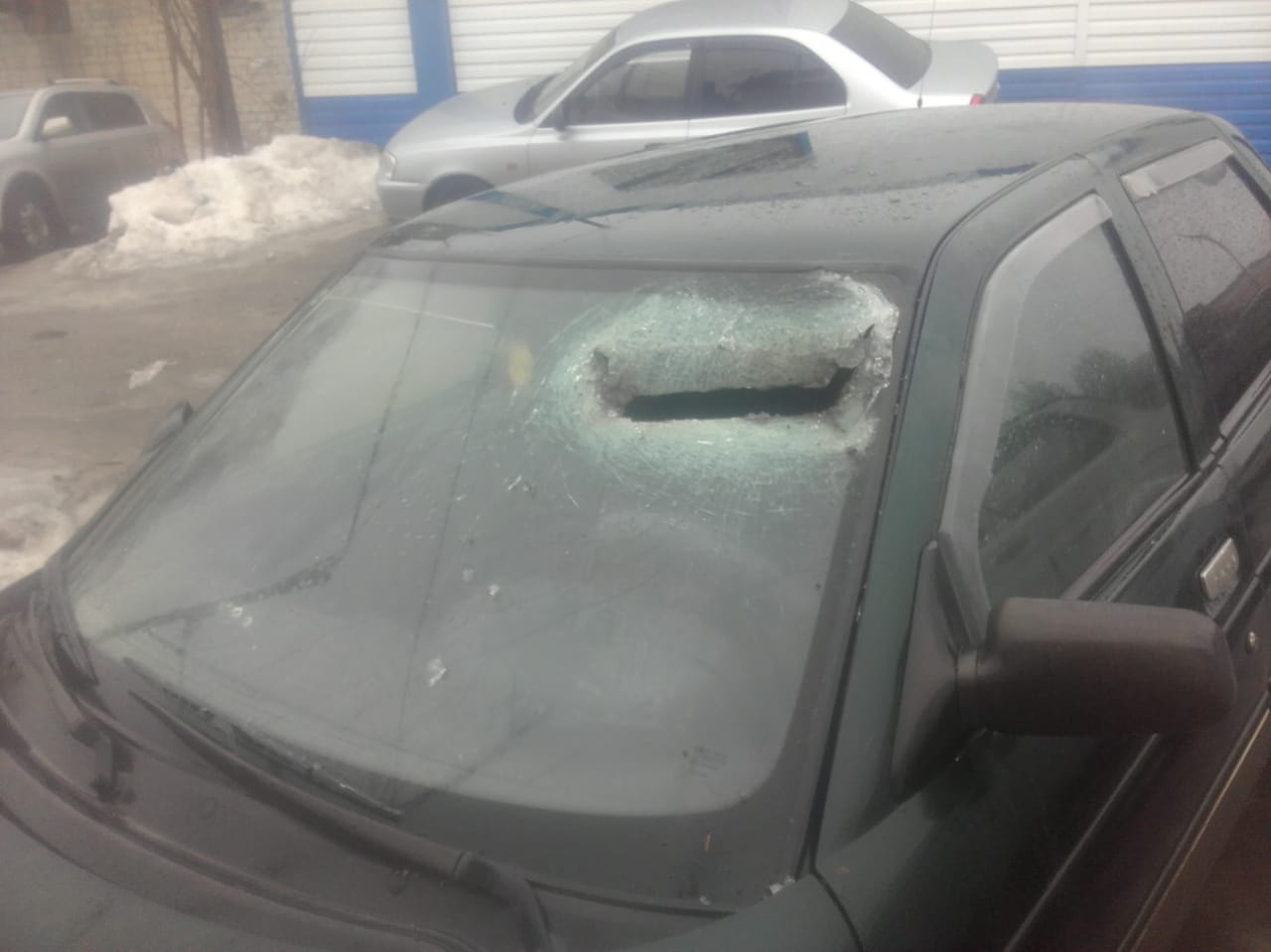 Упавшая лестница пробила стекло автомобиля в Саратове