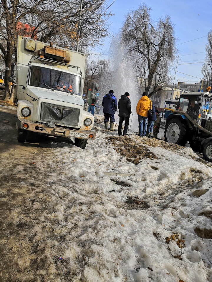 Прорыв водопровода на улице Рахова.jpg