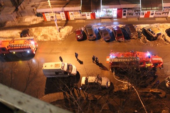 Ночной пожар в квартире девятиэтажки на улице Навашина
