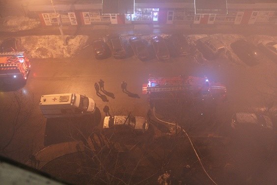 Ночной пожар в квартире девятиэтажки на улице Навашина
