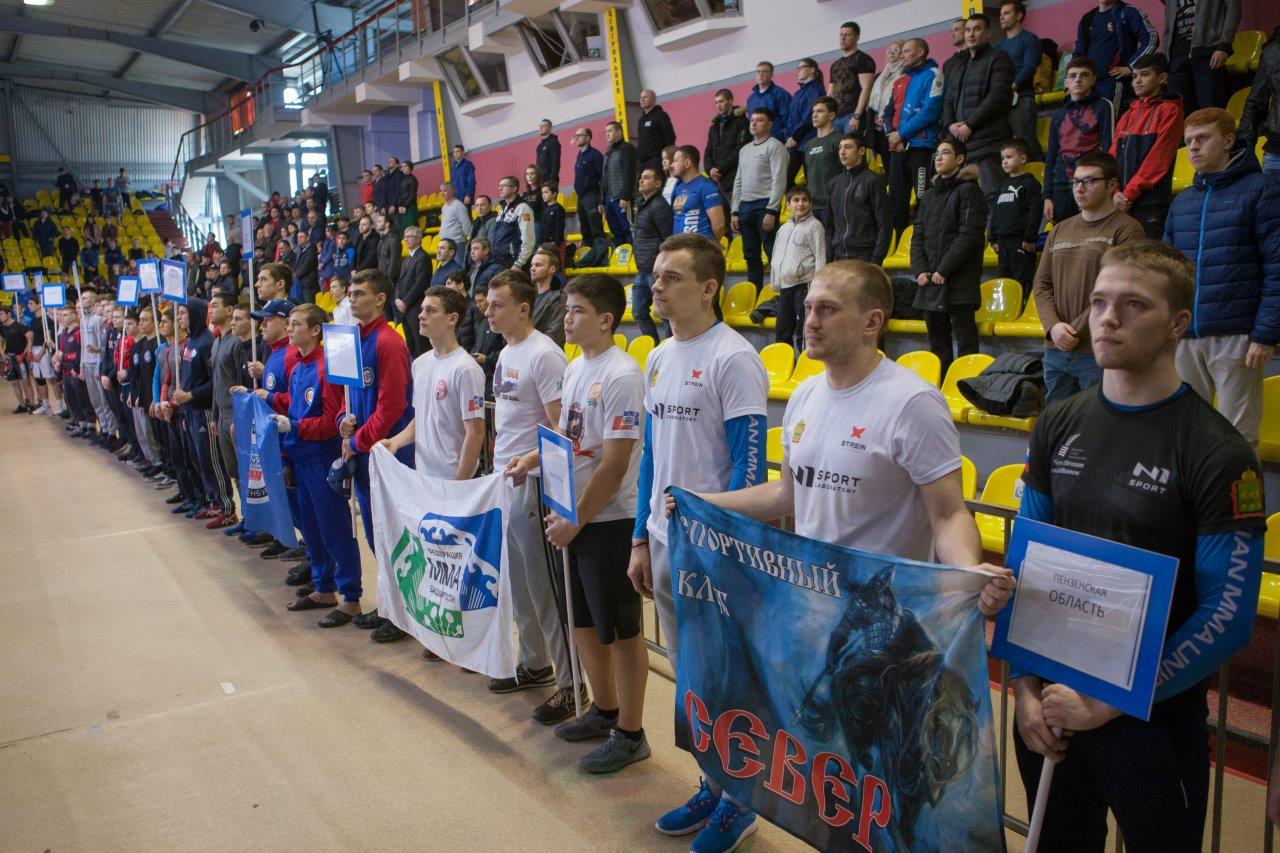В соревнованиях приняли участие около 250 спортсменов из 14 регионов.jpg