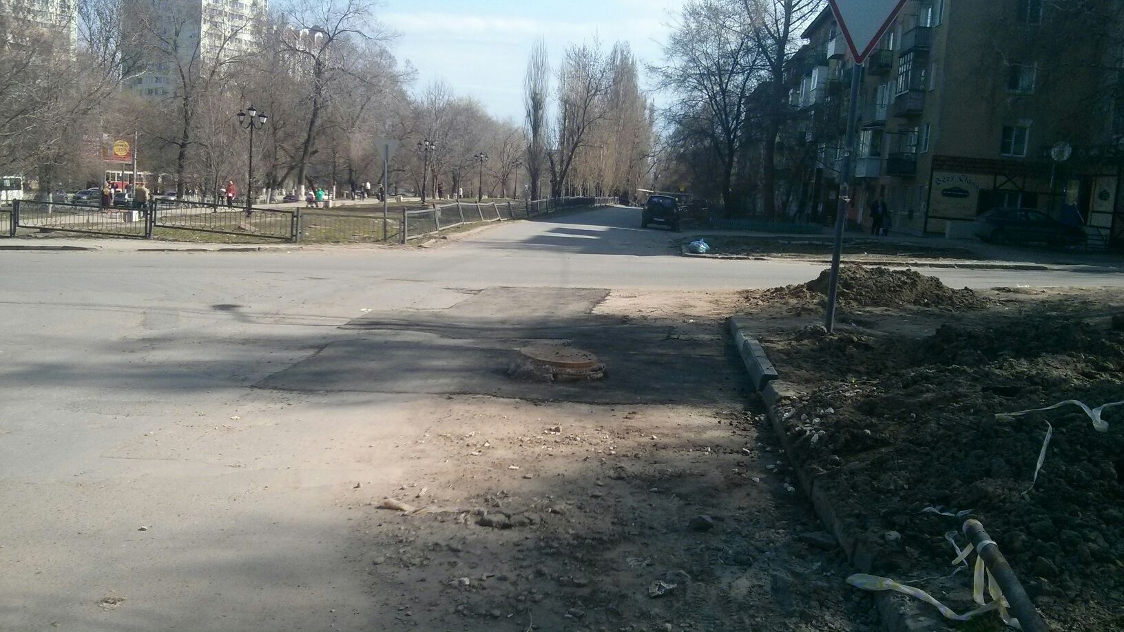 опасный люк на дублере проспекта 50 лет Октября.jpg