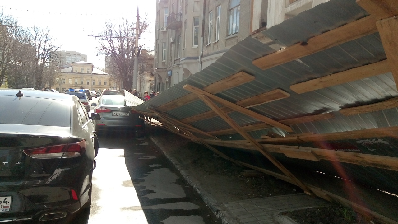 Забор упал на иномарку у дома Яхимовича.jpg
