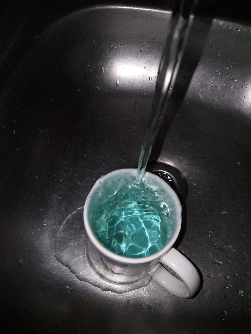 Голубая вода в кране жительницы Саратова