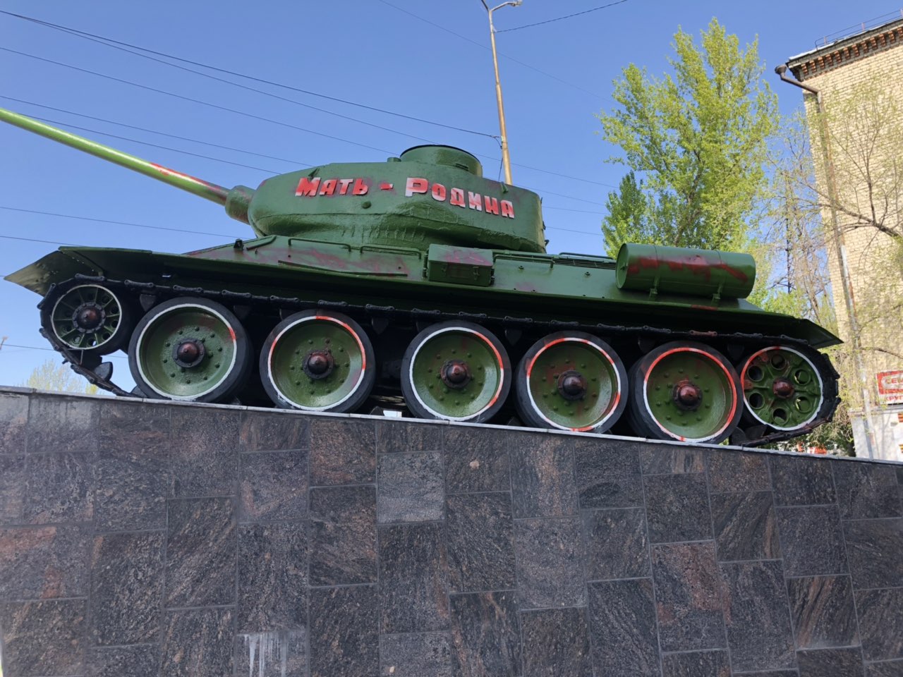 Подвергшийся осквернению вандала памятник танку Т-34 в Саратове