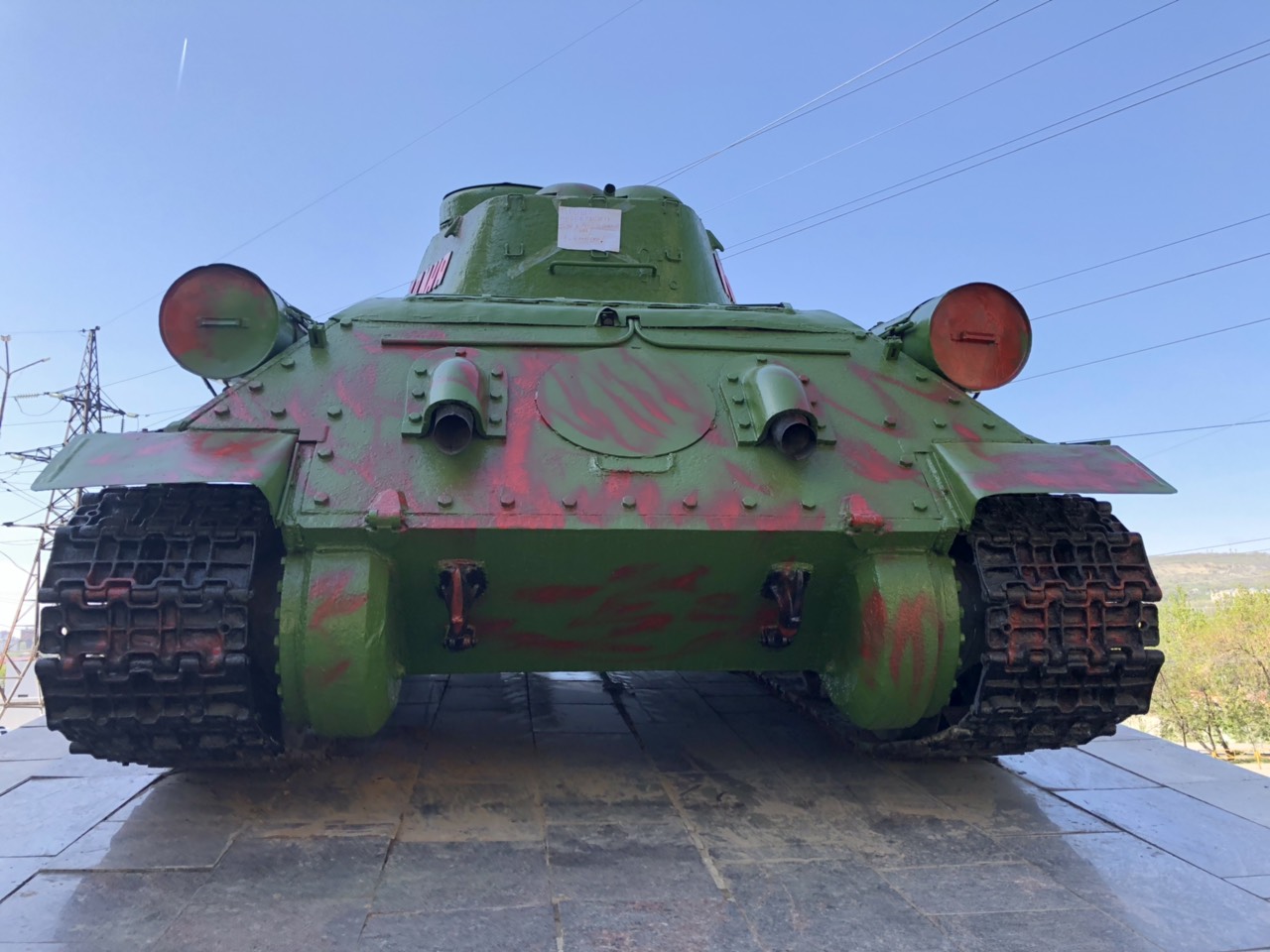 Подвергшийся осквернению вандала памятник танку Т-34 в Саратове