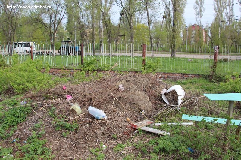 Мусор на кладбище №1 в Балакове