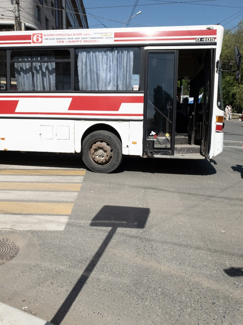 Автобус угодил колесом в дорожную яму в центре Саратова перед акцией «Бессмертный полк»