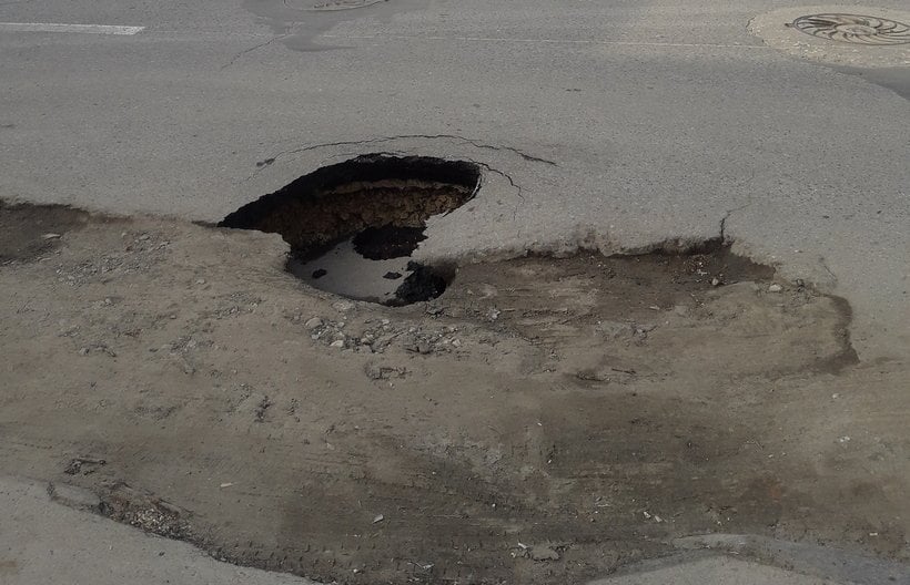 Провал на дороге между областной и городской думой Саратова