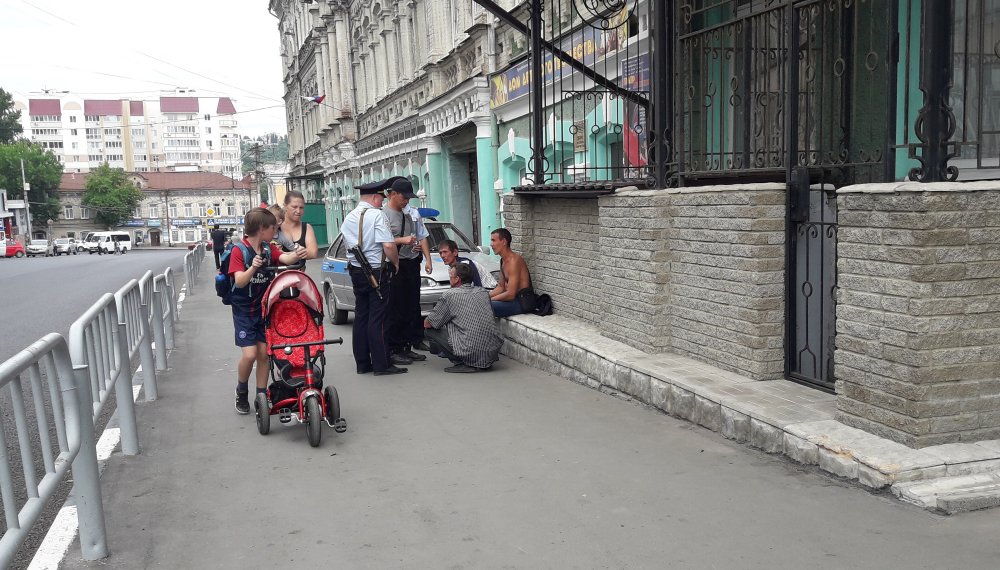 Прибытие полиции к месту драки на улице Радищева