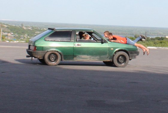 Катание подростков на капоте машины в Вольске