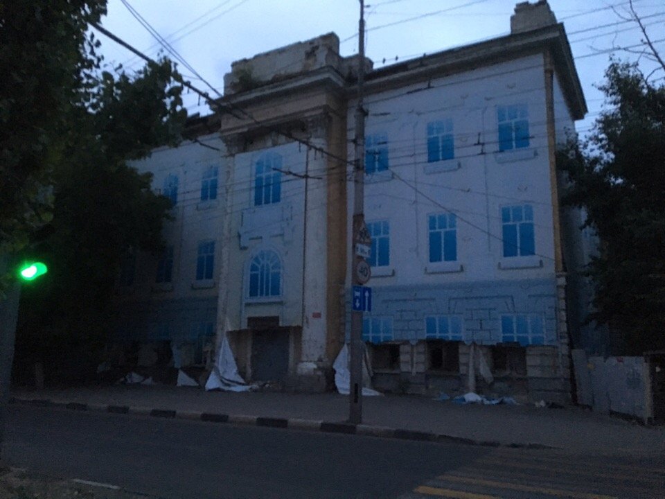 Сорванный фасад аварийной саратовской школы №99