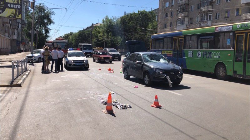 На саратовской улице Чернышевского под колесами автомобиля серьезно пострадал пешеход