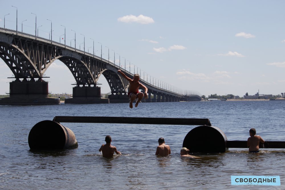 Пляж под мостом