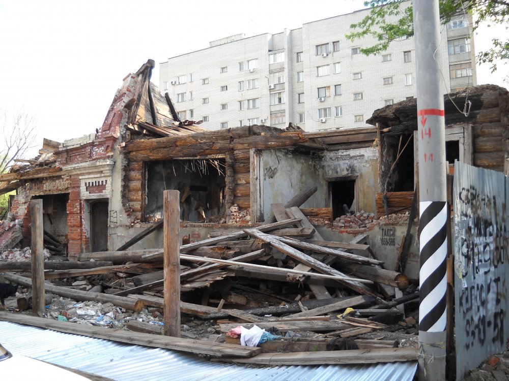 Дом после сноса бульдозером Дом после сноса бульдозером