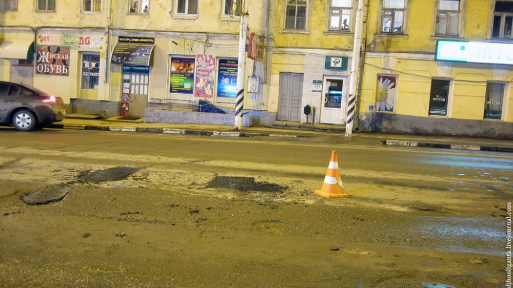 Ремнт дорожного полотна на улице Московской, 2012. Фото – djhooligantk.livejournal.com 