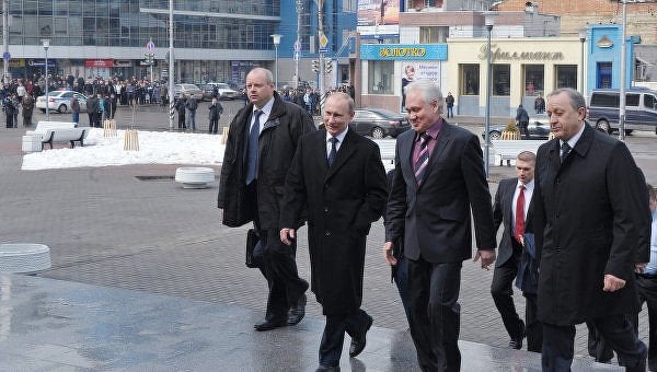 Путин идет в новый ТЮЗ. Фото – ria.ru 