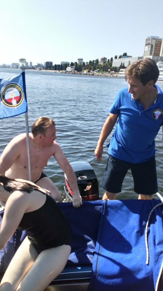 Саратовские спасатели помогли двум купальщикам выбраться на берег