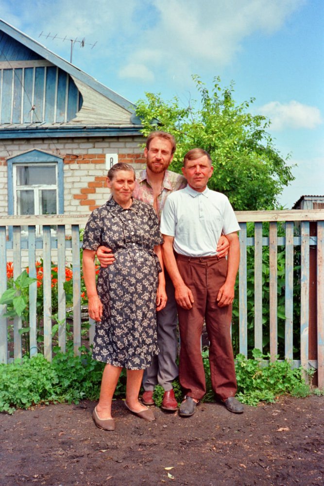 «Я с родителями перед нашим домом в селе Гофнунгсталь Омской области, 1995 год. Отец работал трактористом, мать – дояркой на ферме». Фото из личного архива