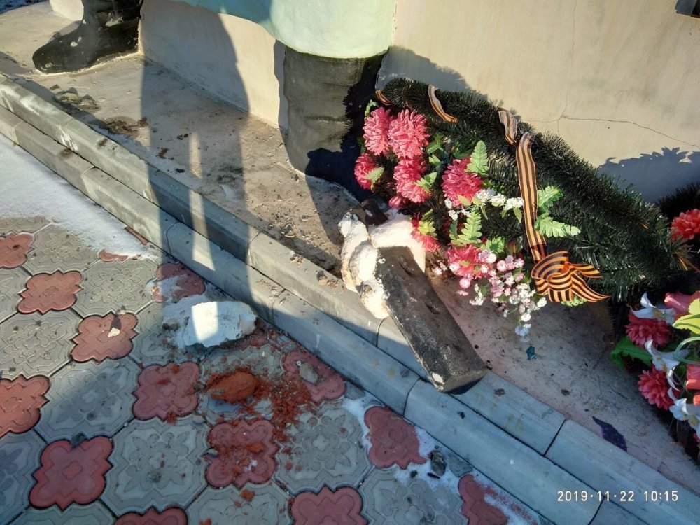 Отвалившаяся рука памятника в селе Плеханы