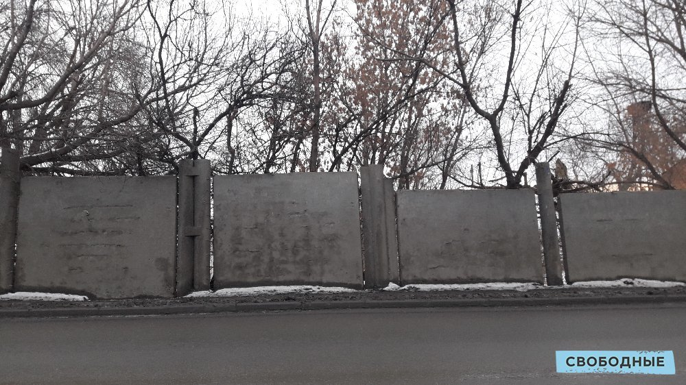 Волга отгорожена от пешеходов забором