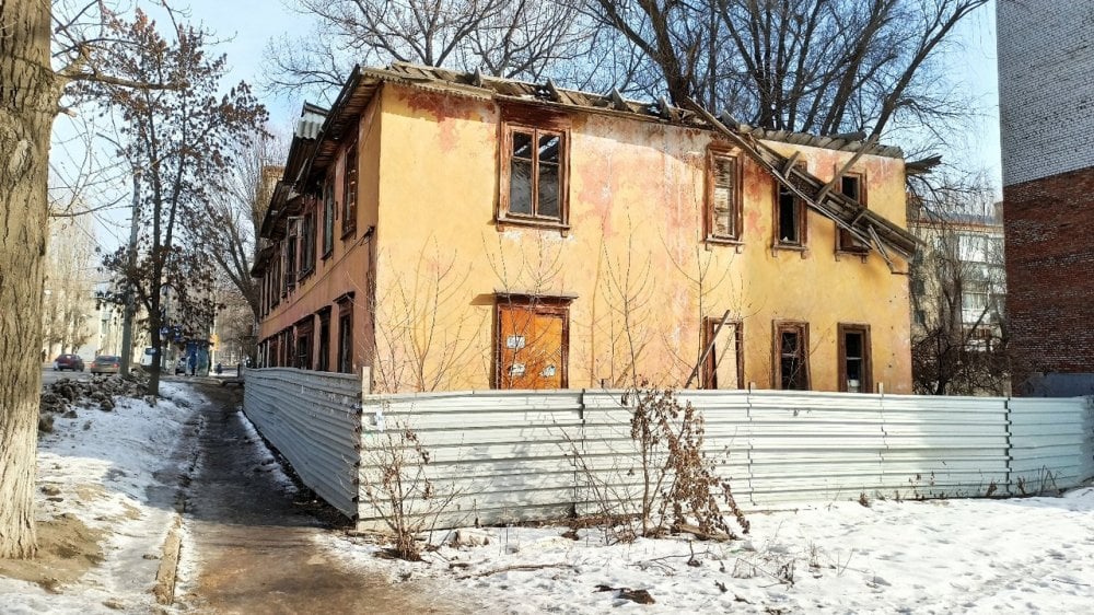 Разрушающийся дом на Огородной