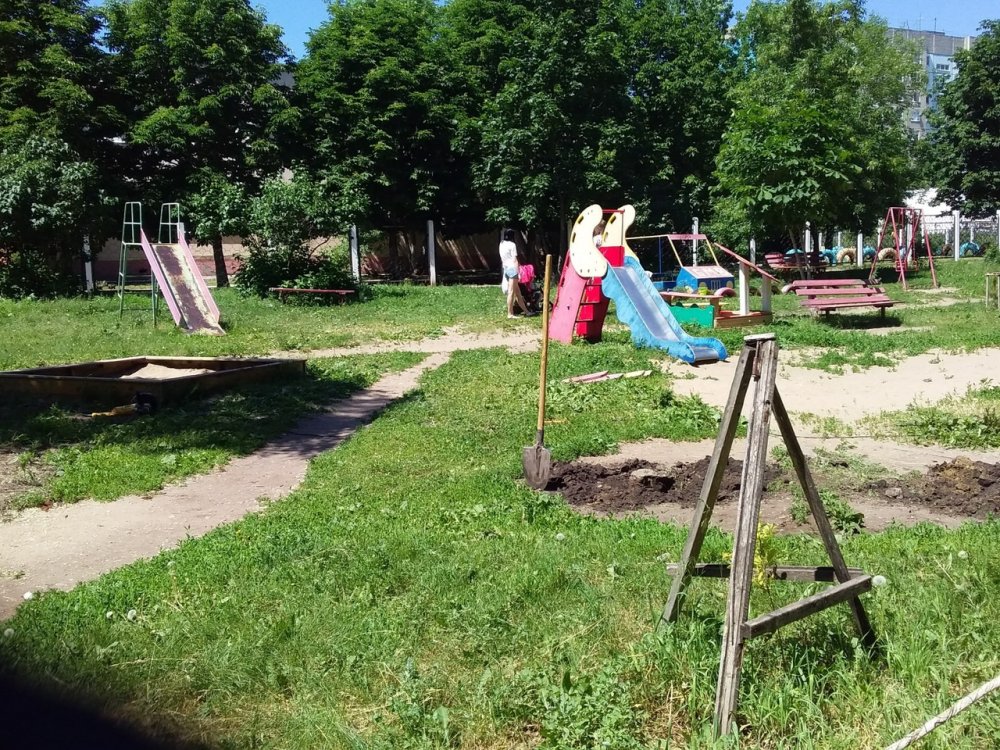 Демонтаж детской площадки в саратовском дворе