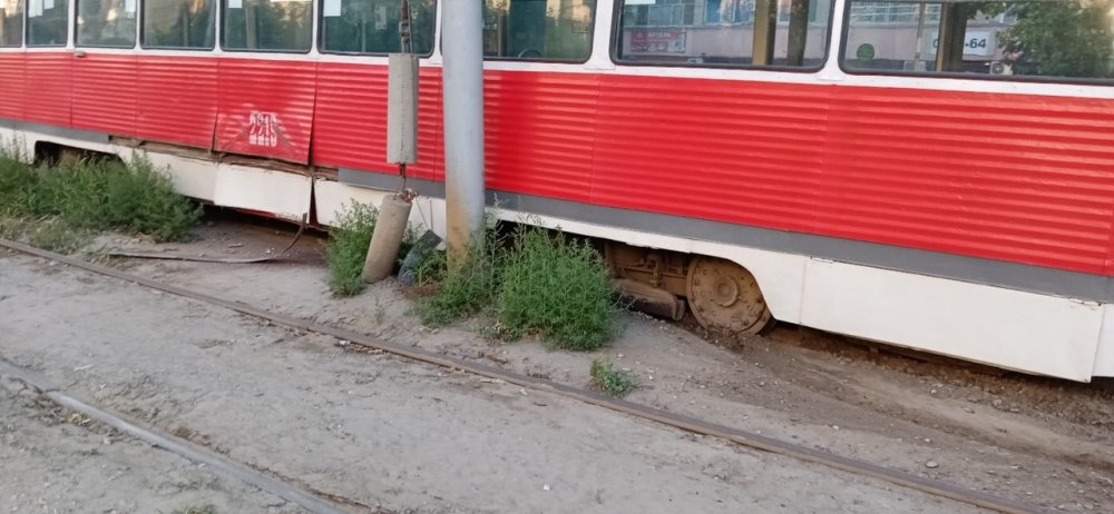 Трамвай едва не протаранил столб в Саратове