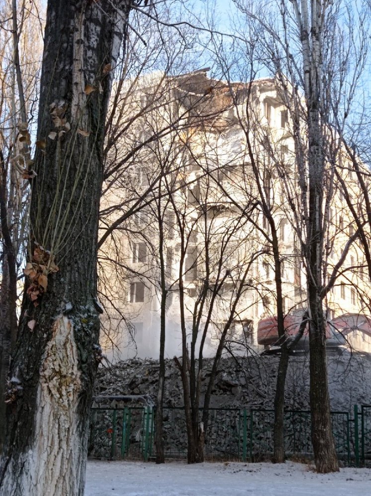 Демонтаж здания у территории детского сада
