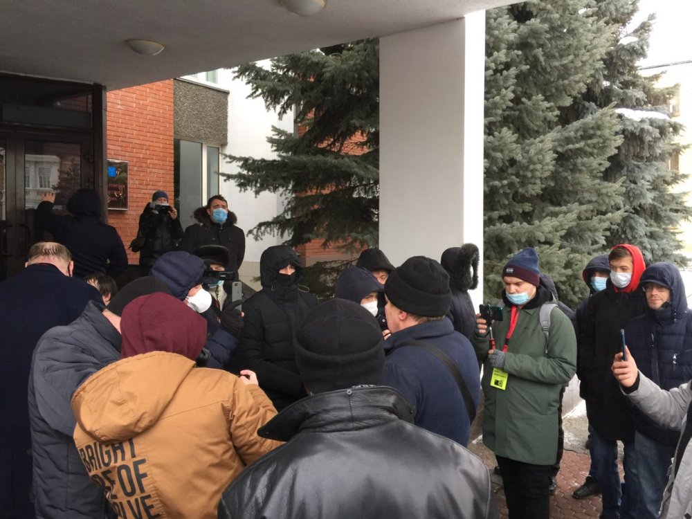 Протестующие у здания Саратовской областной думы