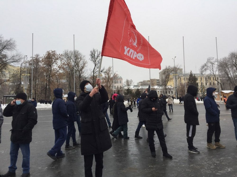 Флаг КПРФ на саратвоском митинге в поддержку Навального